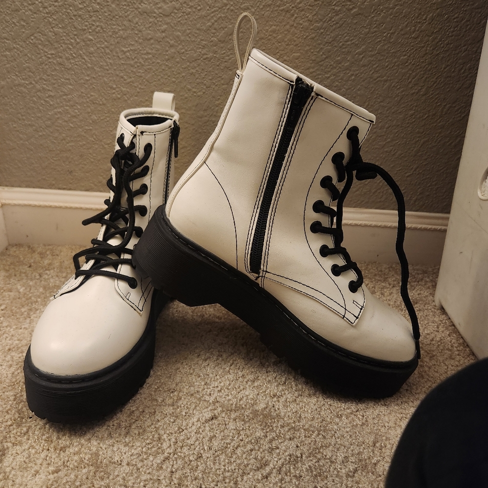 "A New Day" brand white boots size 6 - Picture 3 of 3